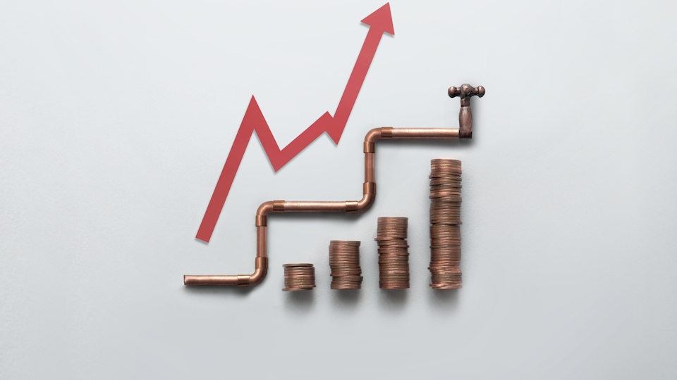 Der Kupferpreis steigt und steigt. Was steckt dahinter? (Bild/Collage: Shutterstock)