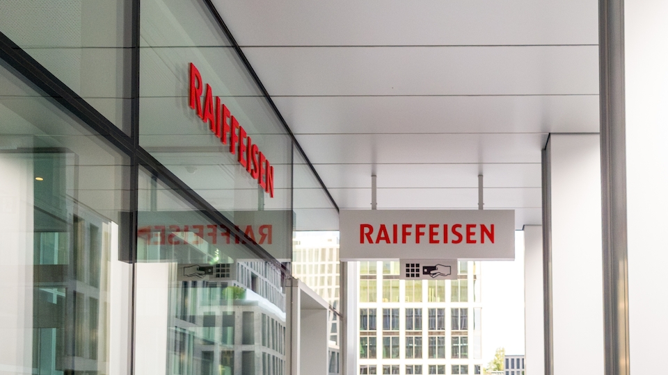 Raiffeisen-Ökonomen heben BIP-Prognose und gehen von SNB-Zinsschritt aus (Bild: Adobe Stock)
